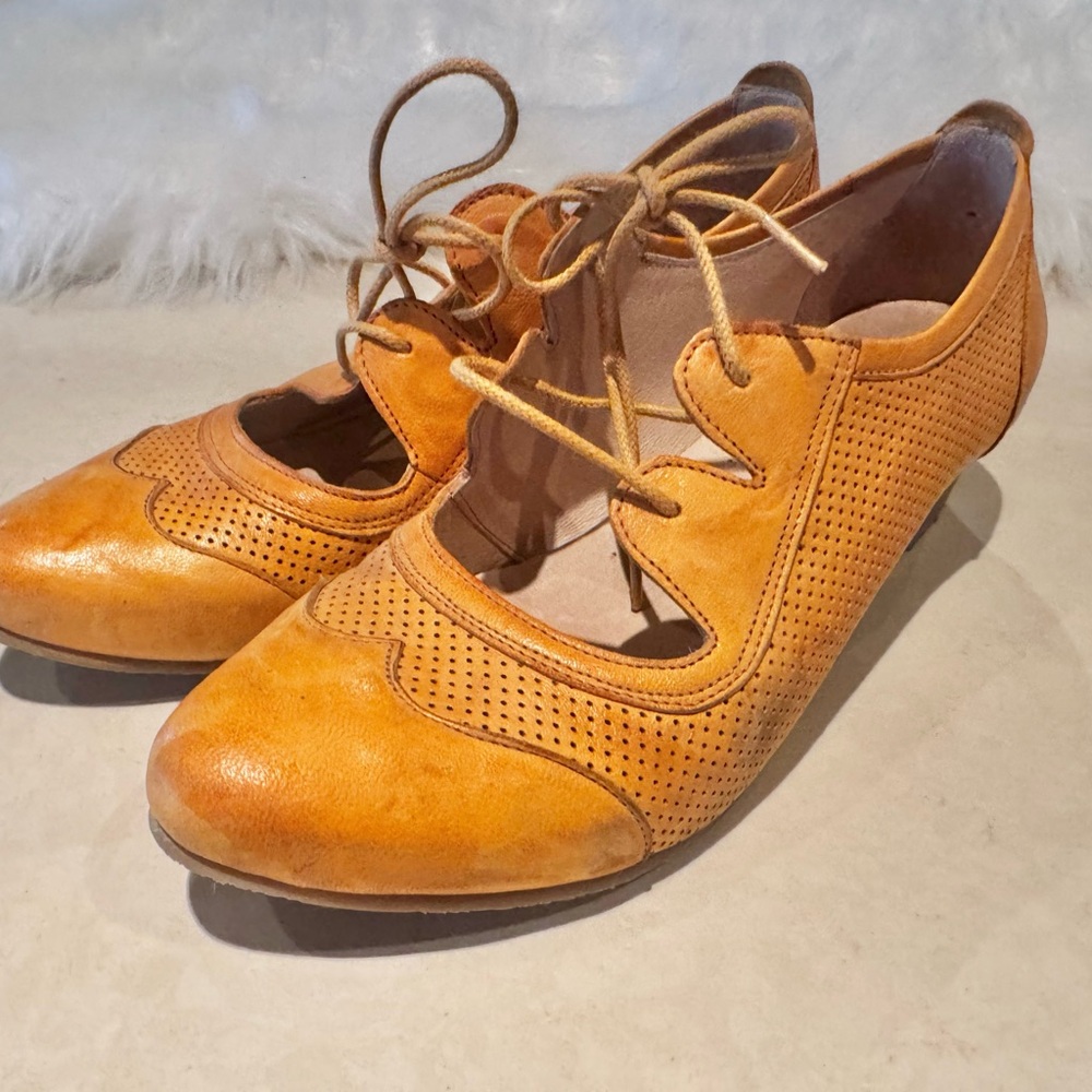 Mentha Yellow Leather Women's Mary Jane Loafers